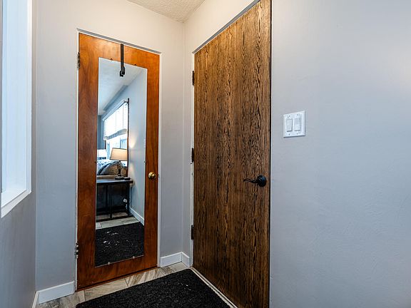 4th image of 1801 Broadmoor Dr