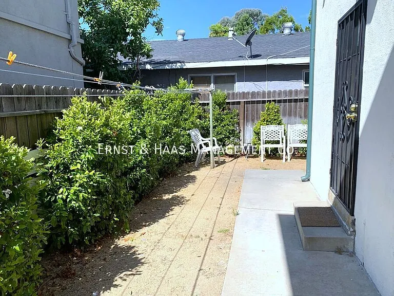 1641 Loma Ave #8 — Photo 2