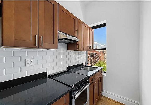 3rd image of 122 Norfolk St #36