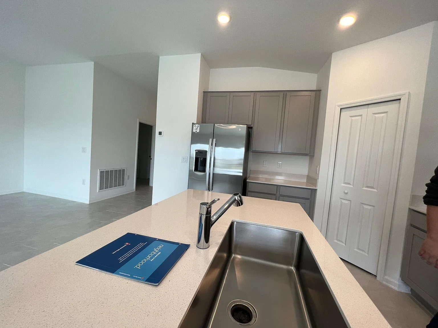 4 bed, 1936 sqft, $2,450 — Photo 2