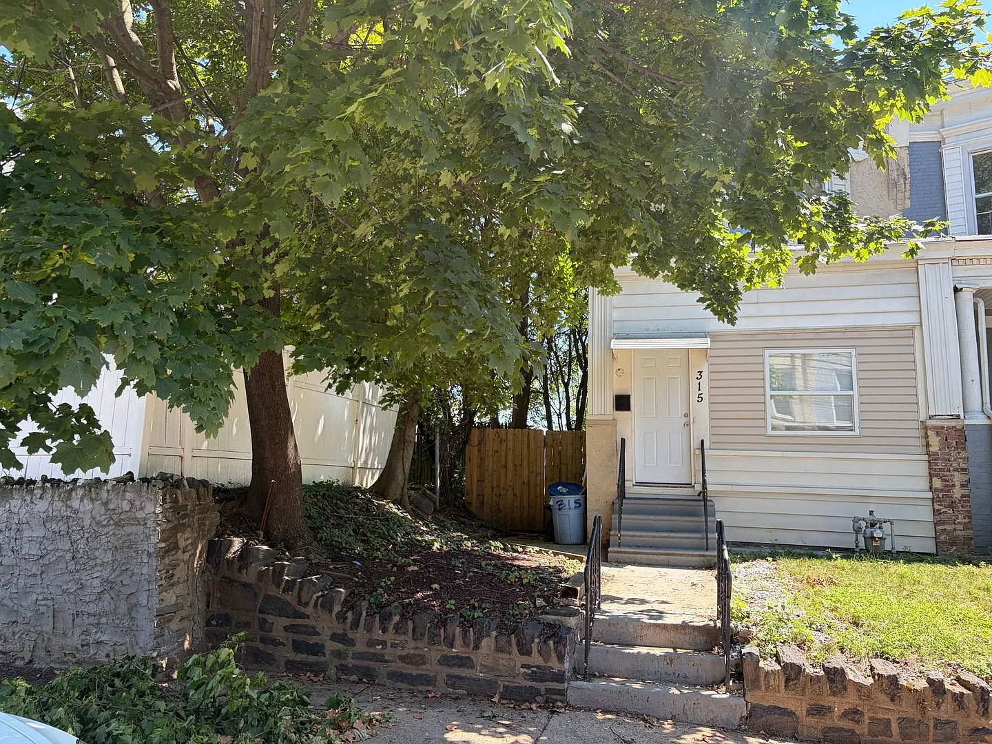 Spacious 4 Bdrm Home With Yard! Ready For You To Call It Home! — Photo 2