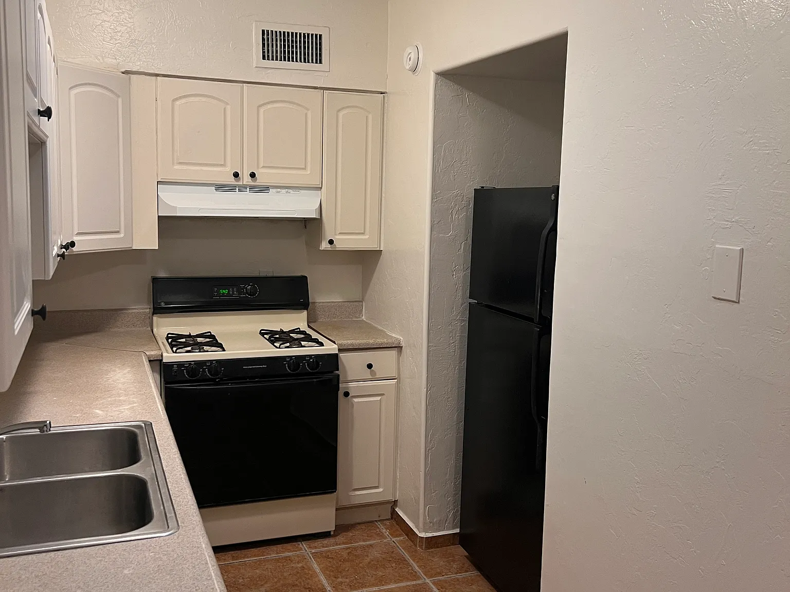 4 bed, 1170 sqft, $1,350 — Photo 2