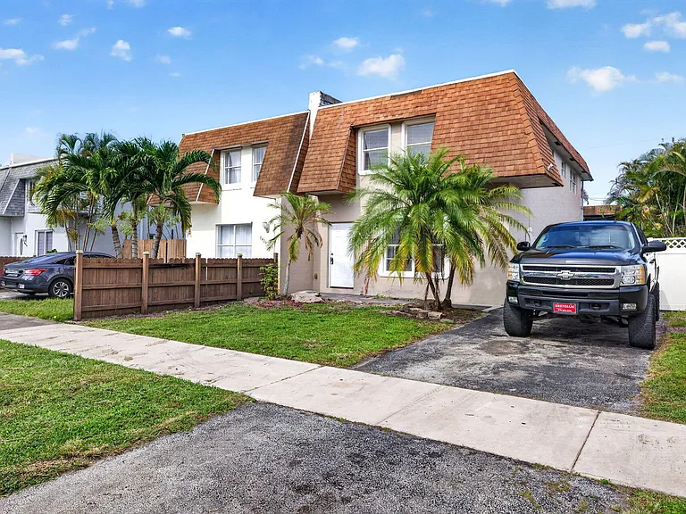 5424 SW 44th Ter — Photo 3