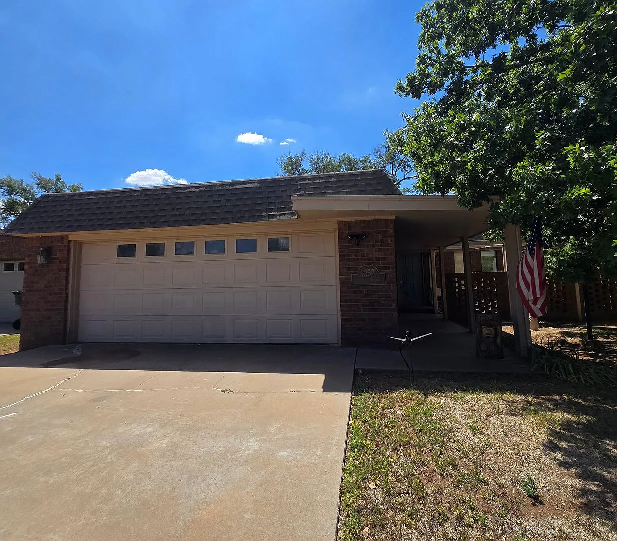 1257 Colonial Pkwy — Photo 1