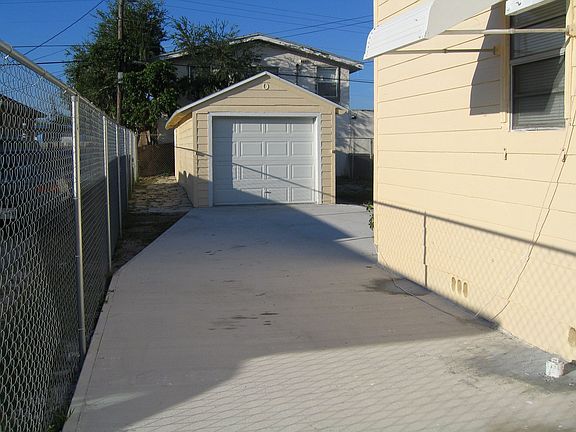 Detachable Garage & Long Drive way