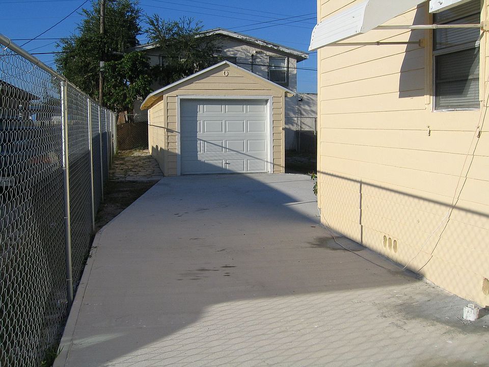 Detachable Garage & Long Drive way