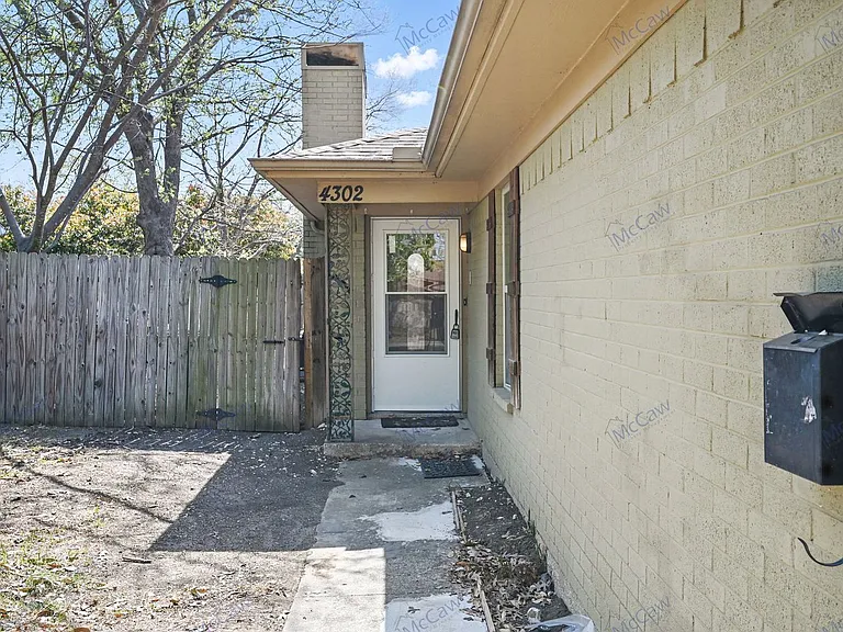 4302 Segura Ct N — Photo 3