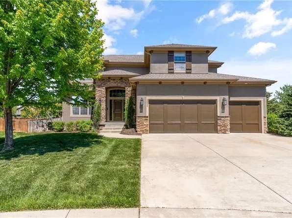 5935 Hilltop Dr, Shawnee, KS 66226