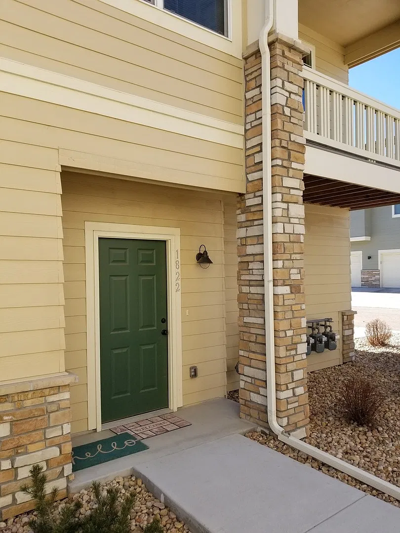 Amazing price amazing location 2 bedroom Condo avail NOW — Photo 2