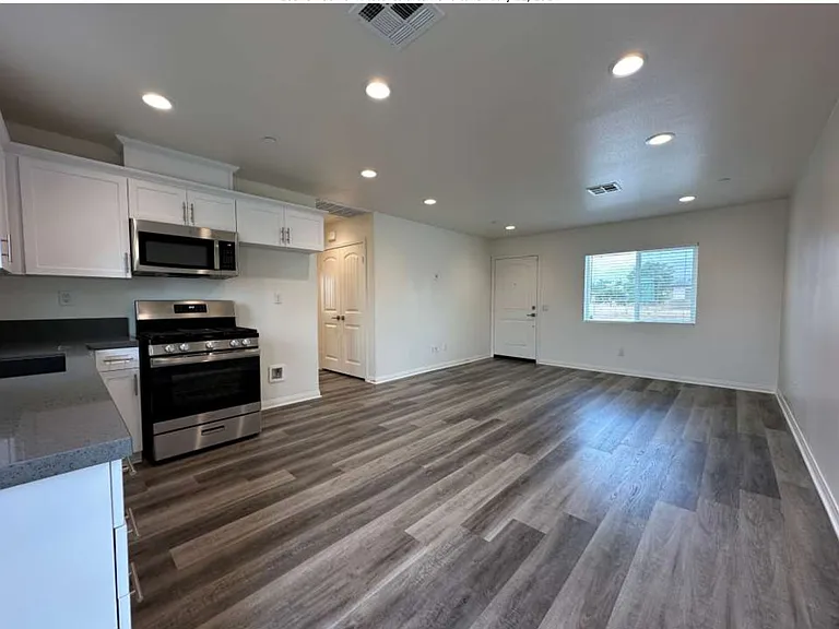 26573 Pacific St — Photo 3