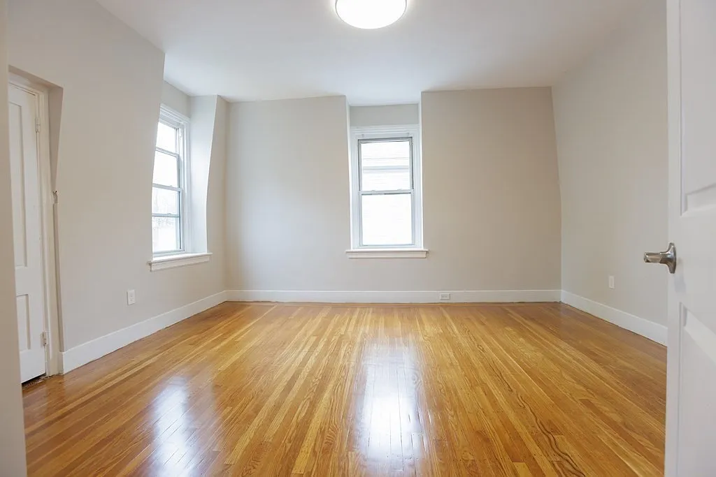 3 bed, 1.0 bath, 1400 sqft, $3,700 — Photo 4