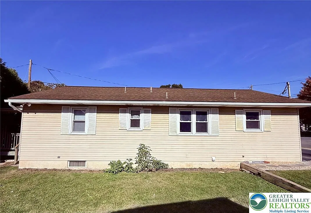 3 bed, 1.0 bath, 1212 sqft, $2,475 — Photo 4