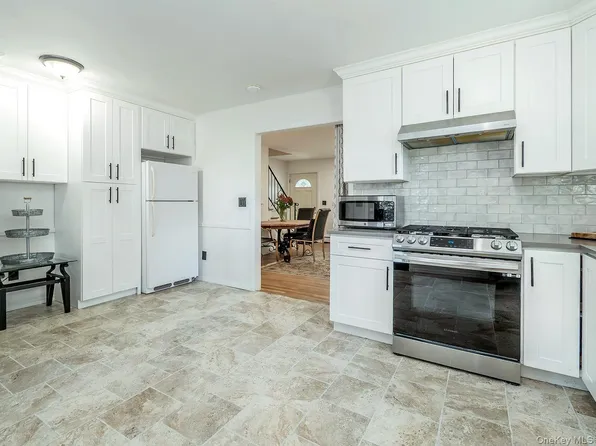 19 Elm St, Greenvale, NY 11548