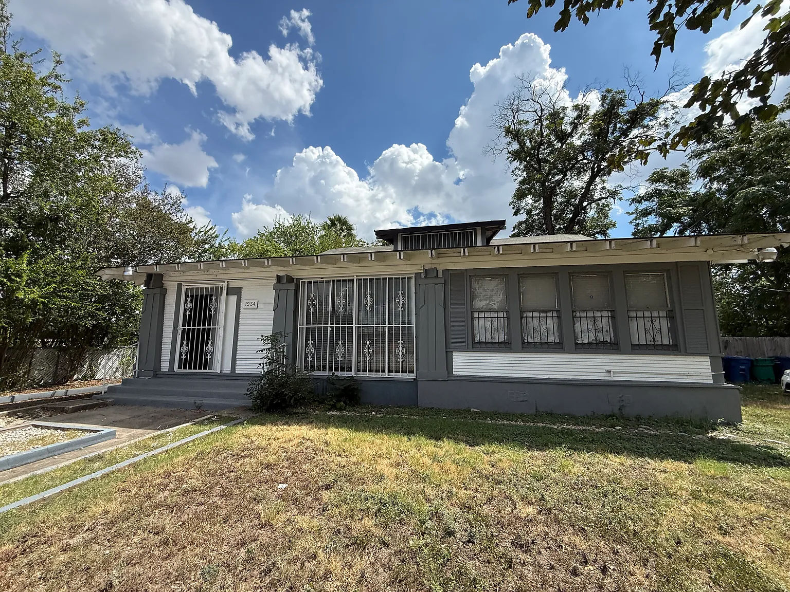 6 bed, 2406 sqft, $2,400 — Photo 2