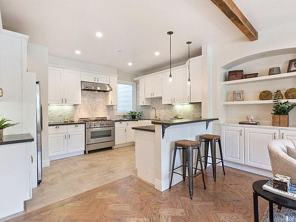 5th image of 2355 Bay St APT 2