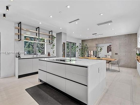 4th image of 725 W 49th St #0
