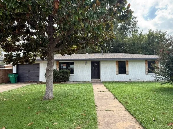 1109 Nugent St, Bowie, TX 76230