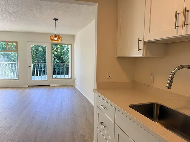 Crescent Apartments — Photo 8