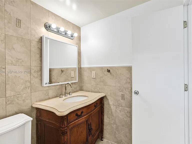 2420 SW 16th St — Photo 26