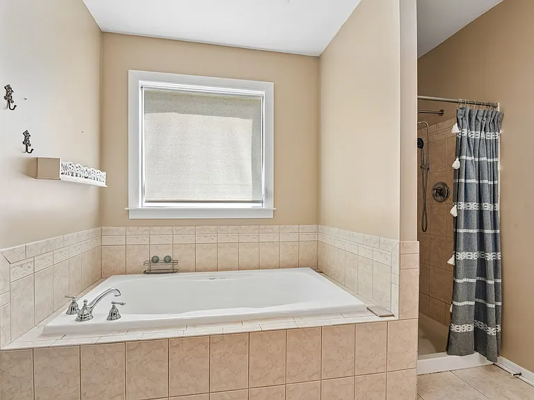 1097 Underwood Rd — Photo 35