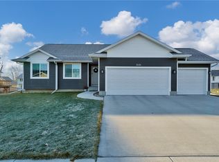 2121 Shady Grove Rd SW, Cedar Rapids, IA 52404