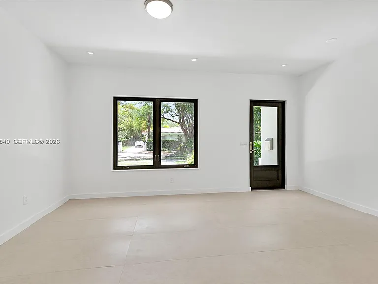 950 Bayamo Ave — Photo 24