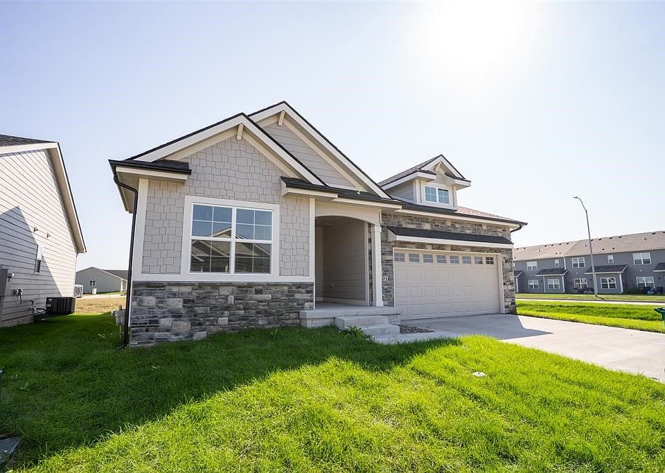 1st image of 301 NE Country Meadow Dr