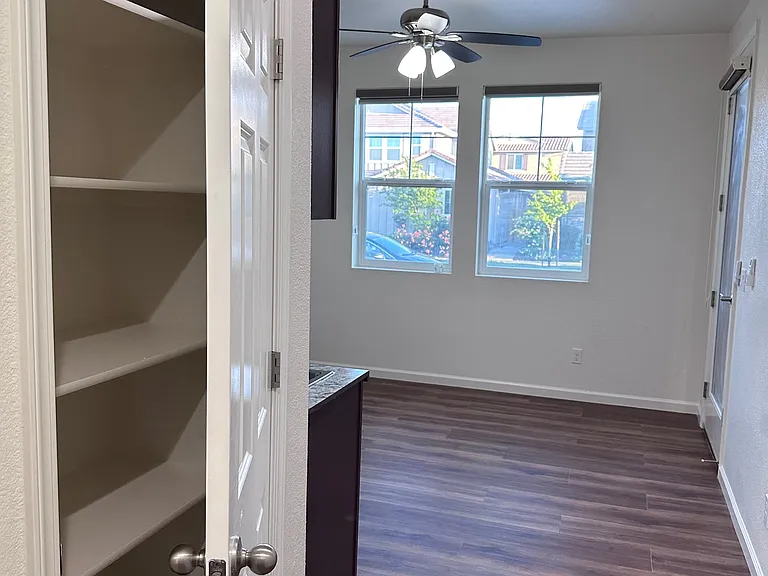 659 W Downey Dr — Photo 5