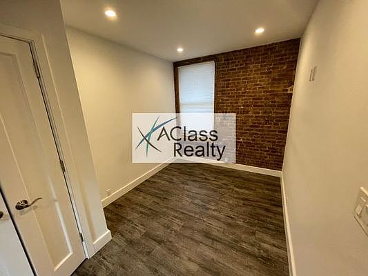 4th image of 26-20 Hoyt Ave S #2C