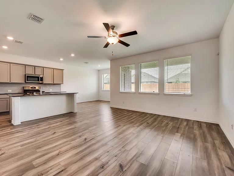 1833 Lake Grove Dr — Photo 4