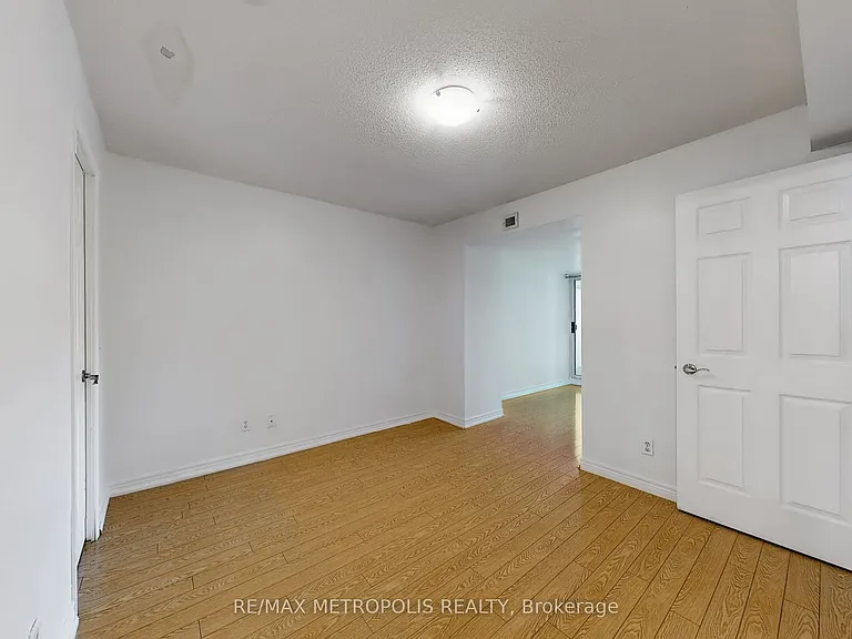 30 Grand Trunk Cres #502 — Photo 15