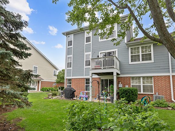 3rd image of 283 Ashbury Ln W