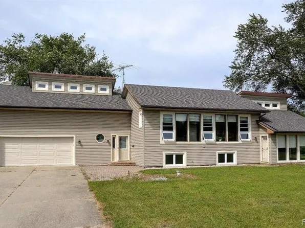 9240 James Richard Dr, Goodrich, MI 48438