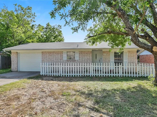 1411 Broadmoor Dr, Bryan, TX 77802