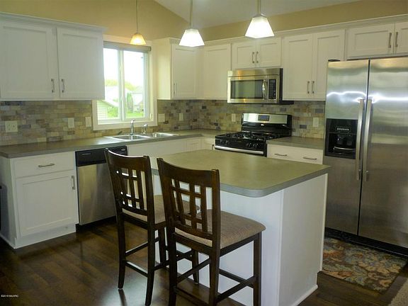 3rd image of 2561 Stockwood Dr NE