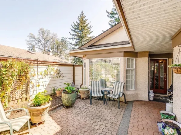 901 Kentwood Ln #22, Saanich, BC V8Y 2Y8