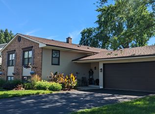 1315 Wood Trl, Elk Grove Village, IL 60007