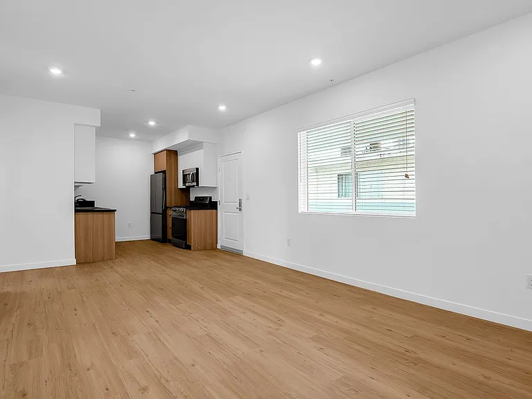 14333 Sylvan St — Photo 15