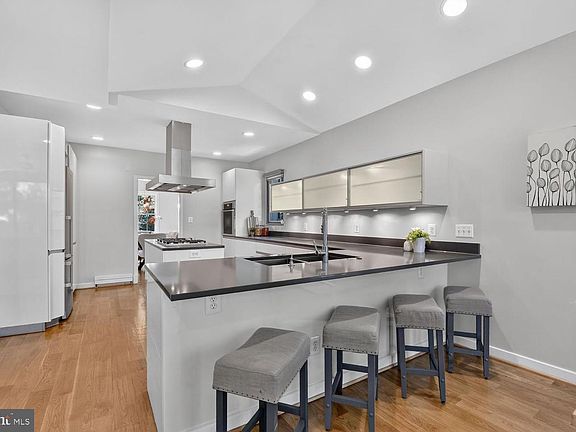 5th image of 3333 Tennyson St NW