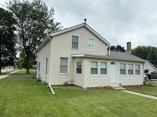 225 E State St, Fox Lake, WI 53933