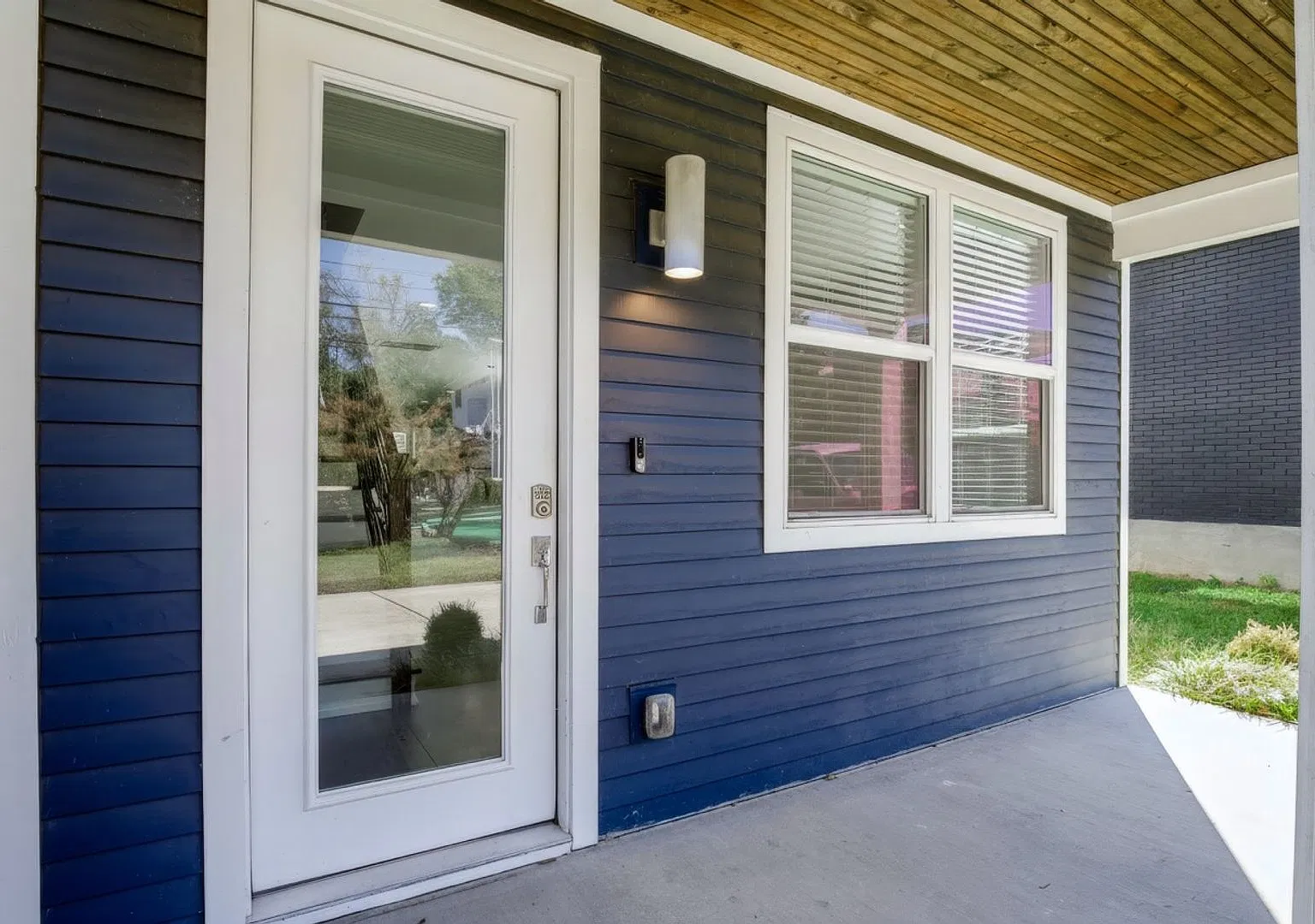 Stunning 3BD/2.5BA home in Nashville's Buena Vista Heights! Fenced-in backyard! — Photo 2