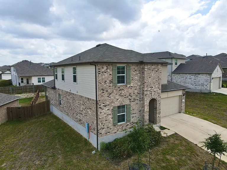 115 Bethpage Dr — Photo 3