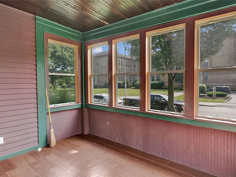 407 Alexander St — Photo 2