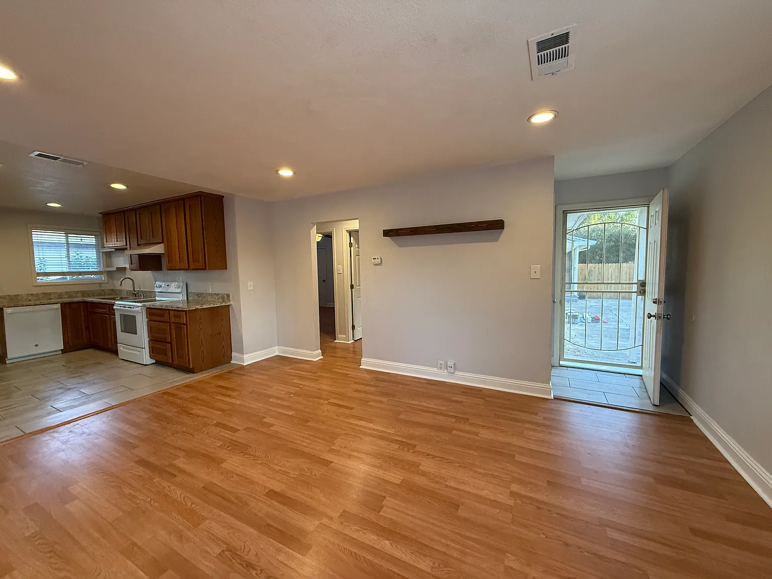 2 bed, 866 sqft, $2,650 — Photo 3