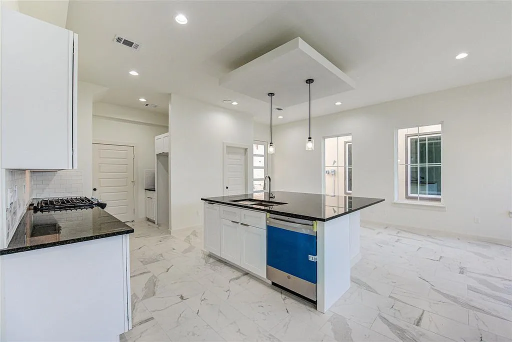 3 bed, 2.5 bath, 2181 sqft, $3,200 — Photo 2