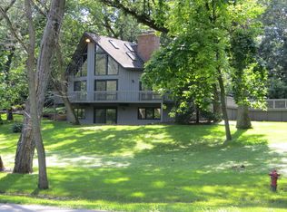 25430 N Wren Rd, Tower Lakes, IL 60010