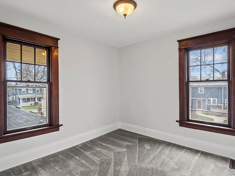 1213 W Jefferson Blvd — Photo 29