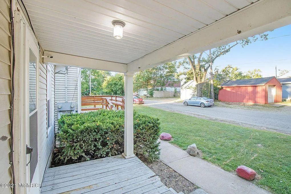 5 bed, 1.5 bath, 1800 sqft, $2,300 — Photo 2