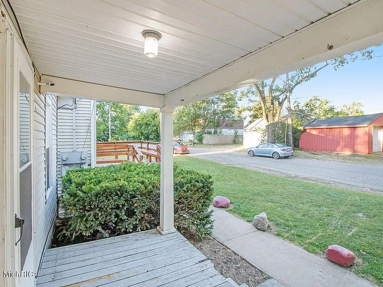 1131 Kimbark Ave — Photo 2