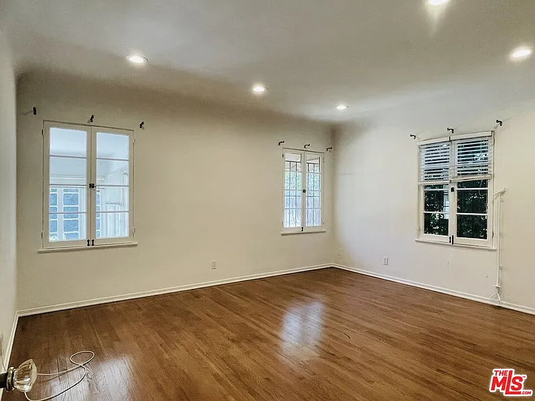 203 N Doheny Dr — Photo 15